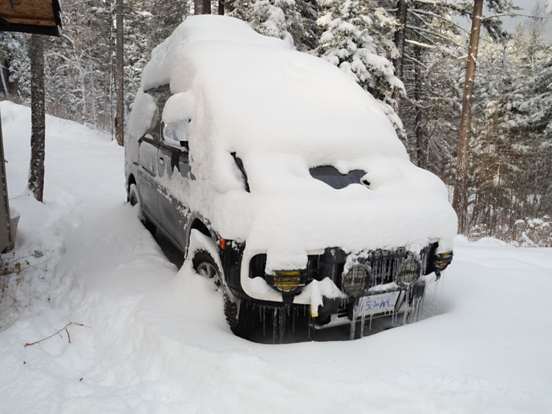 DelicaUndersnow_2.JPG