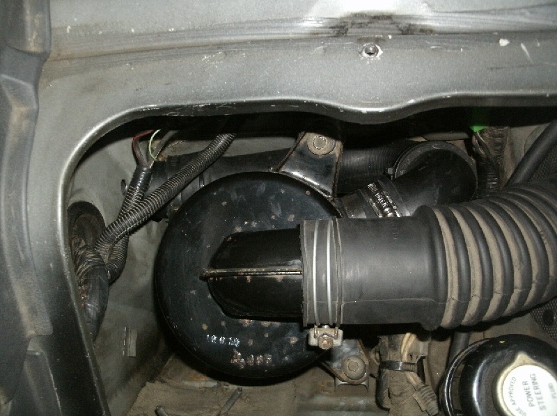 Clean and easy routing.  Keep it simple moto in effect here.  Note the access hole for the one mounting screw above the intake hose through the body.