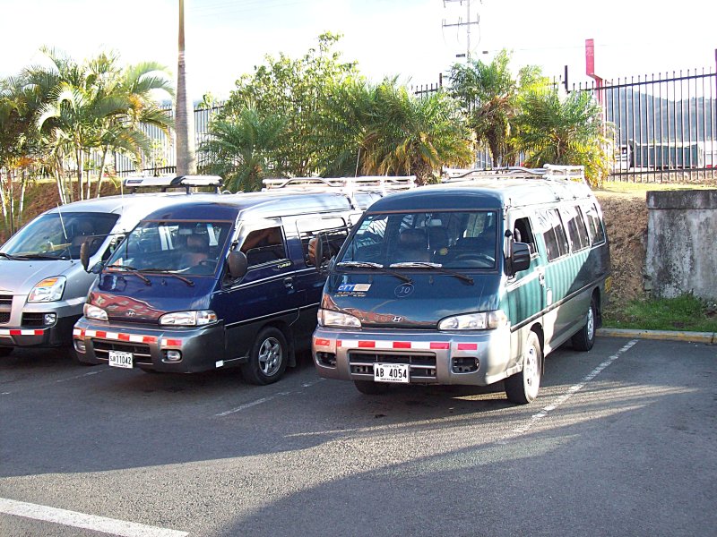 New model Hyundai Grace, a badge-engineered Mazda Bongo.