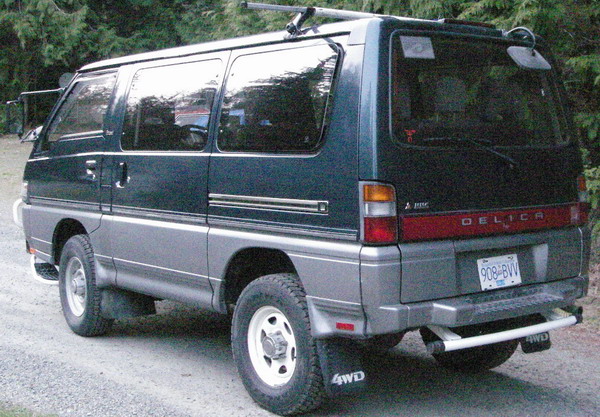 Notice the cracked Delica light.  Just picked up another one and am installing it this weekend I hope!