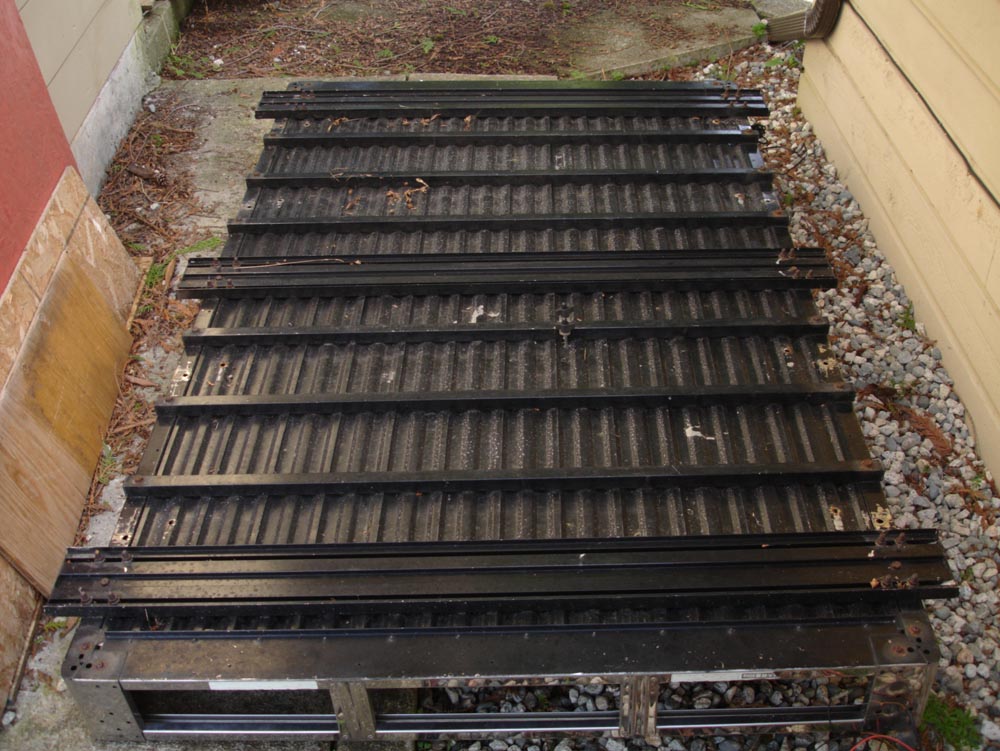 bottom of cargo basket